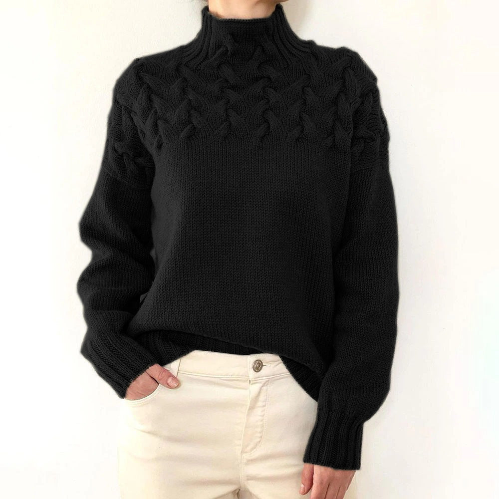 Pull col roulé chaud pour femmes Danoir Paris, en laine noire, porté sur un mannequin, mettant en valeur la texture douce et épaisse.