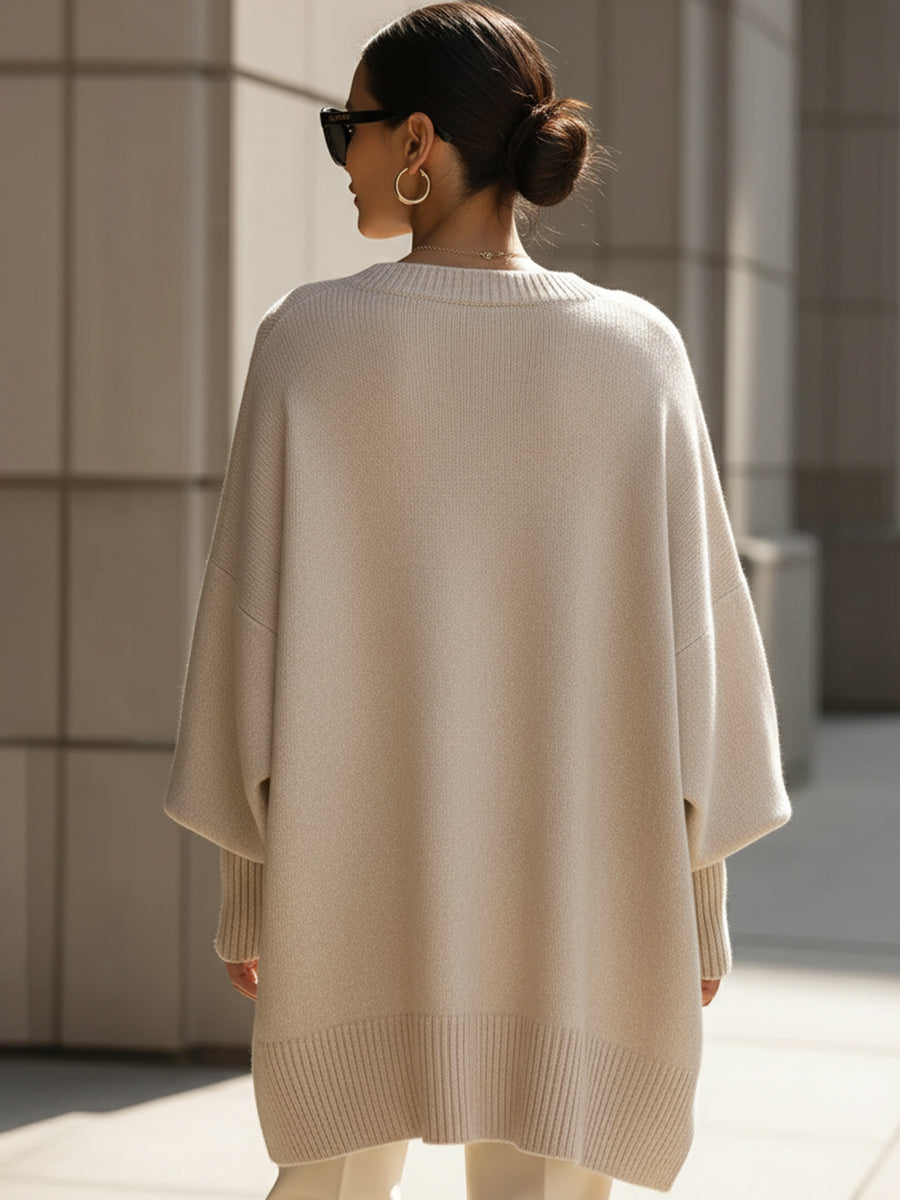 Pull oversize femme Jeanne de Danoir Paris, coupe fluide et confortables, porté en style décontracté, couleur neutre.