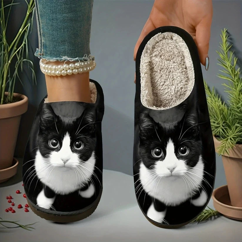 Chaussons à enfiler Danoir Paris pour femmes avec imprimés de chats, confortables et colorés pour la maison.