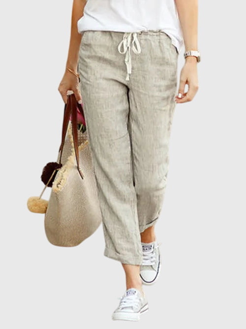 Pantalons d'été élégants Zanra™ de Danoir Paris, tissu léger et coupe moderne, portés avec un haut blanc.