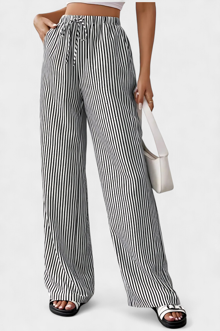 Pantalon Sabrina de Danoir Paris, pantalon taille normale en tissu noir avec ceinture à boucle, porté sur mannequin.
