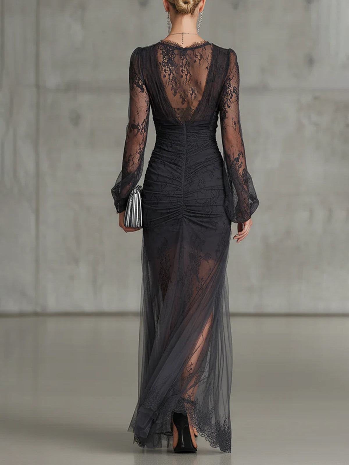 Robe noire longue Quintina de Danoir Paris avec décolleté en V profond et fente dramatique, style élégant pour soirée.
