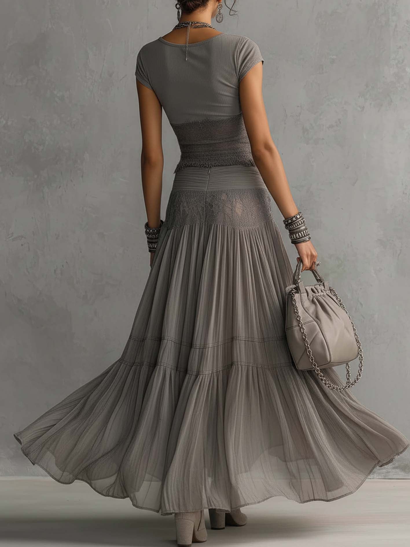 Ensemble top transparent gris à empiècements en dentelle et jupe longue plissée