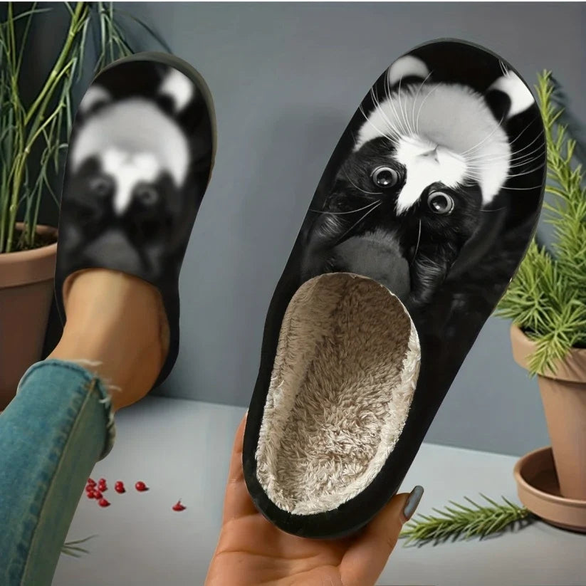 Chaussons à enfiler imprimés de chats pour femmes Danoir Paris, douceur et confort visibles sur le dessus.