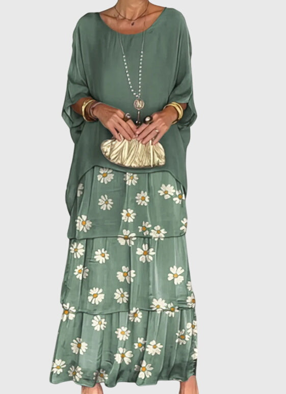 Robe longue Susan de Danoir Paris, vêtement élégant en tissu fluide, portée avec détails sophistiqués.