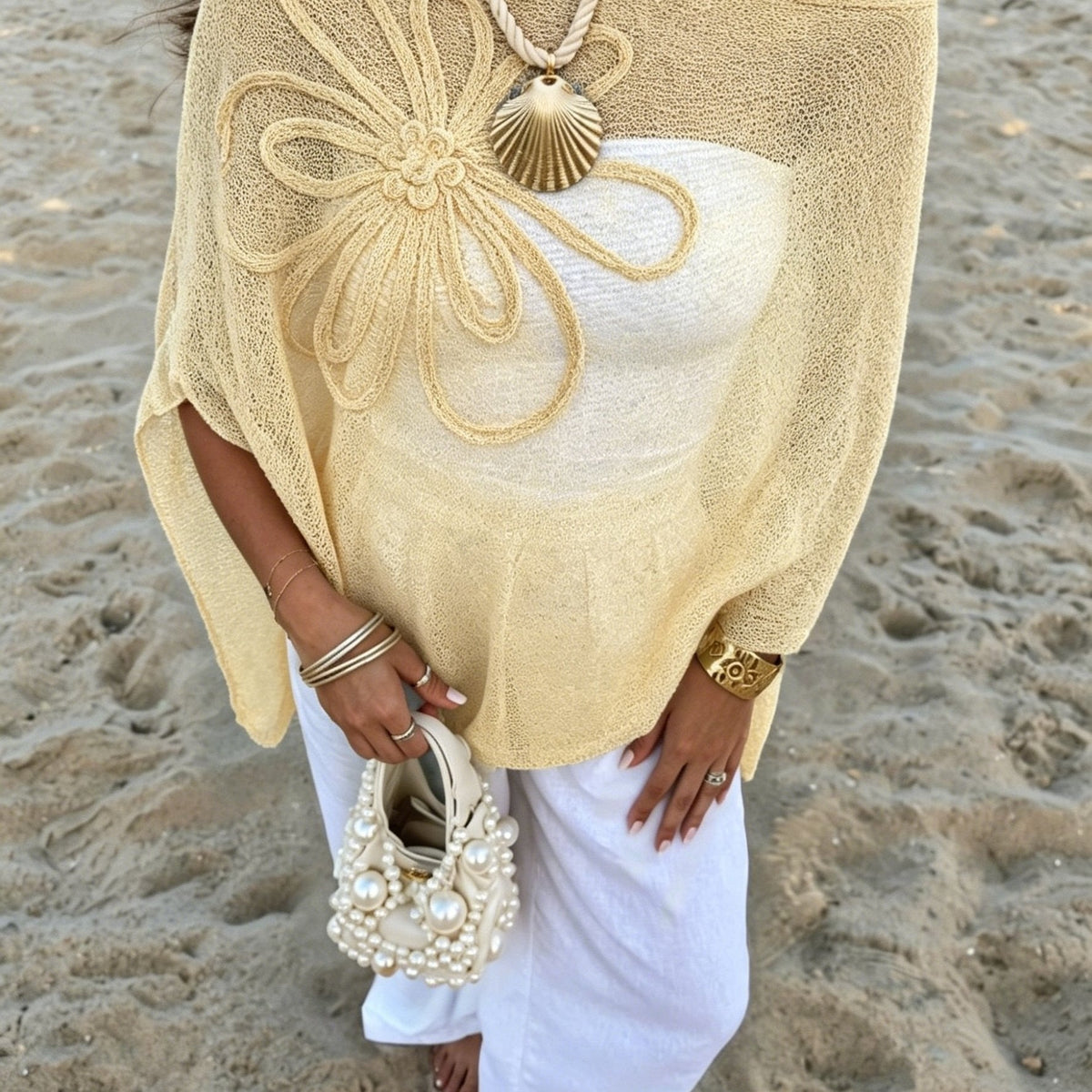 Haut de style cape asymétrique en couleur unie, grande taille, par Danoir Paris, porté en vue frontale.