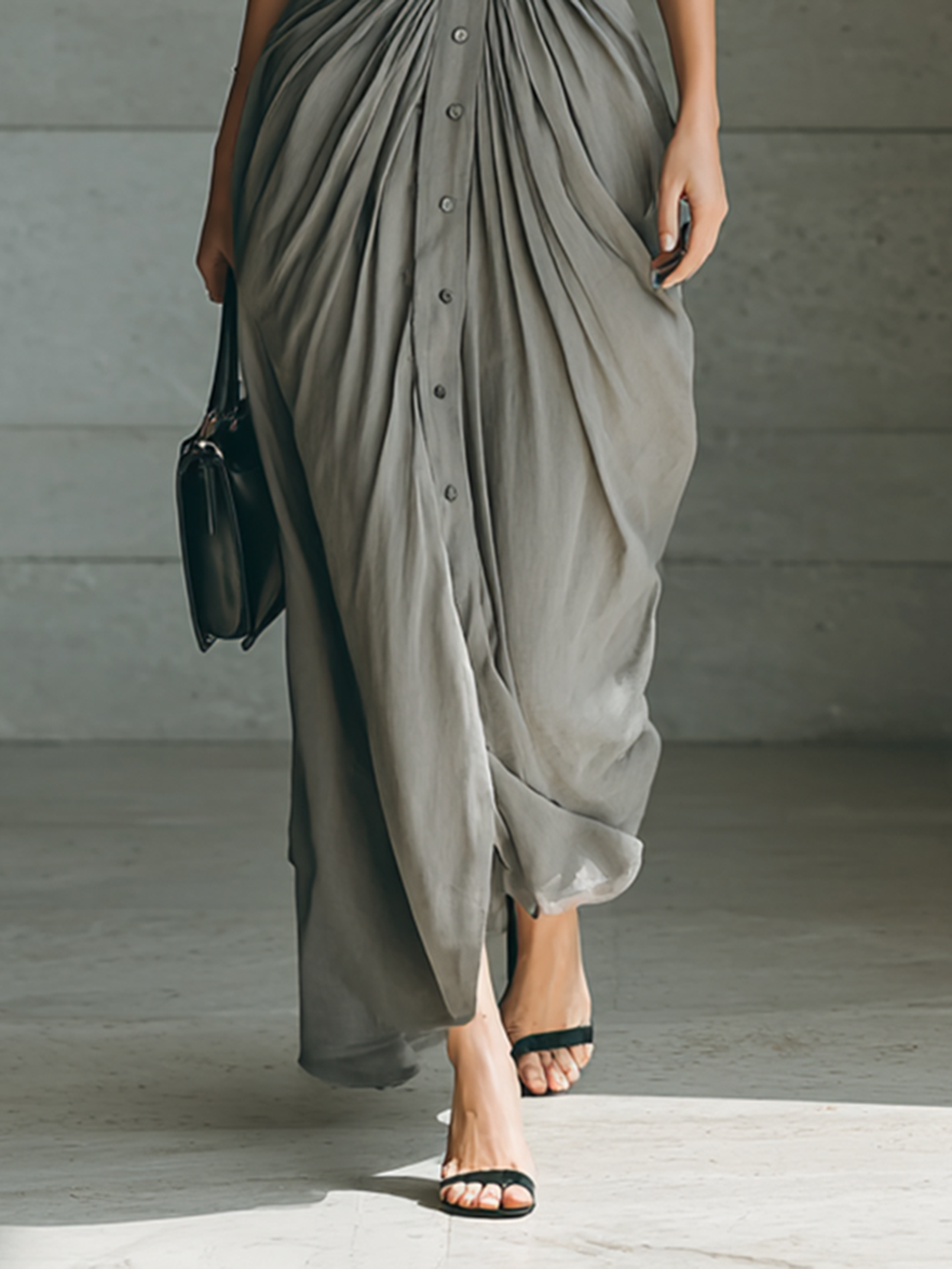 Robe longue plissée Zéphyrine de Danoir Paris, vêtement élégant avec tissu fluide et détails sophistiqués, portée sur mannequin.