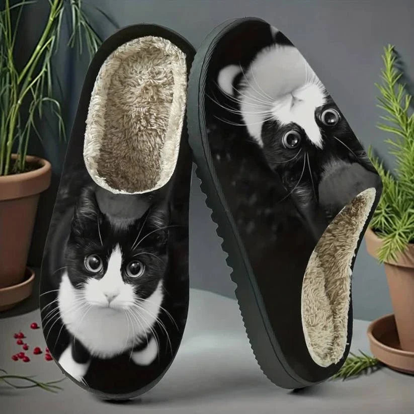 Chaussons à enfiler pour femmes Danoir Paris avec motifs de chats, en tissu doux et confortable.