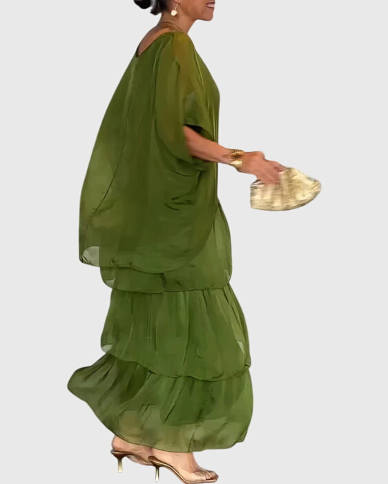 Robe longue Susan en tissu fluide de Danoir Paris, mannequin portant une robe élégante avec décolleté et manches longues.