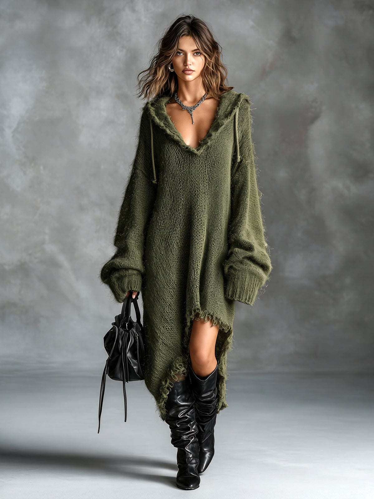 Robe midi à capuche en tricot flou Danoir Paris, vêtement chaud et confortable avec capuche, portée en style décontracté.