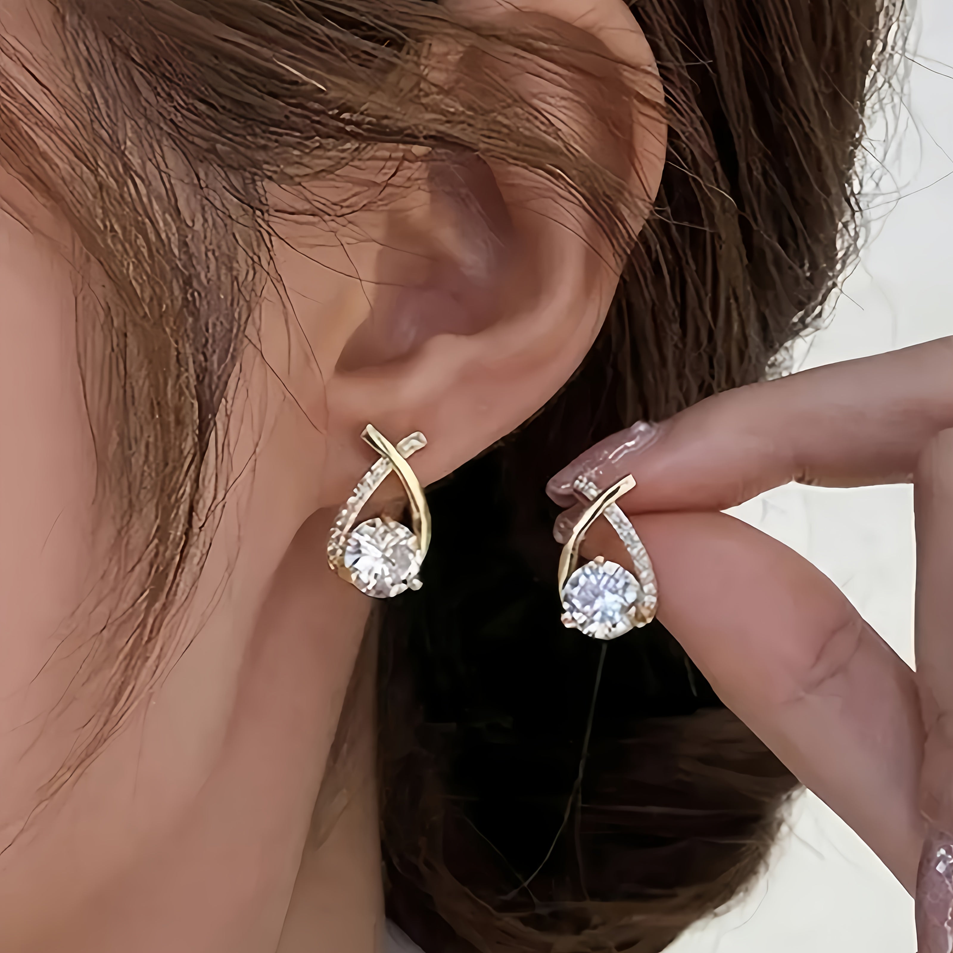 Puces d'oreilles avec croix dorée et oxydes de zirconium