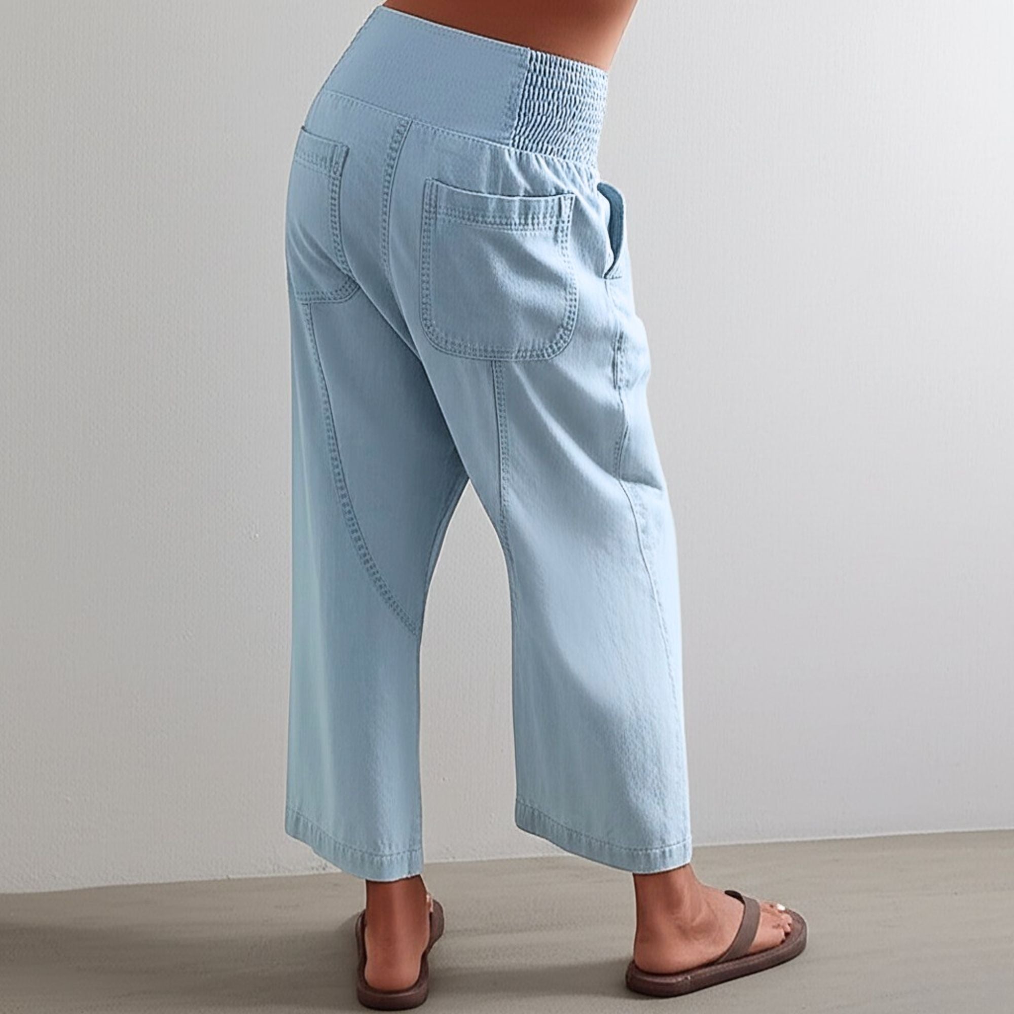 Pantalon Camille de Danoir Paris en tissu léger, coupe ajustée, couleur neutre, vue de face.