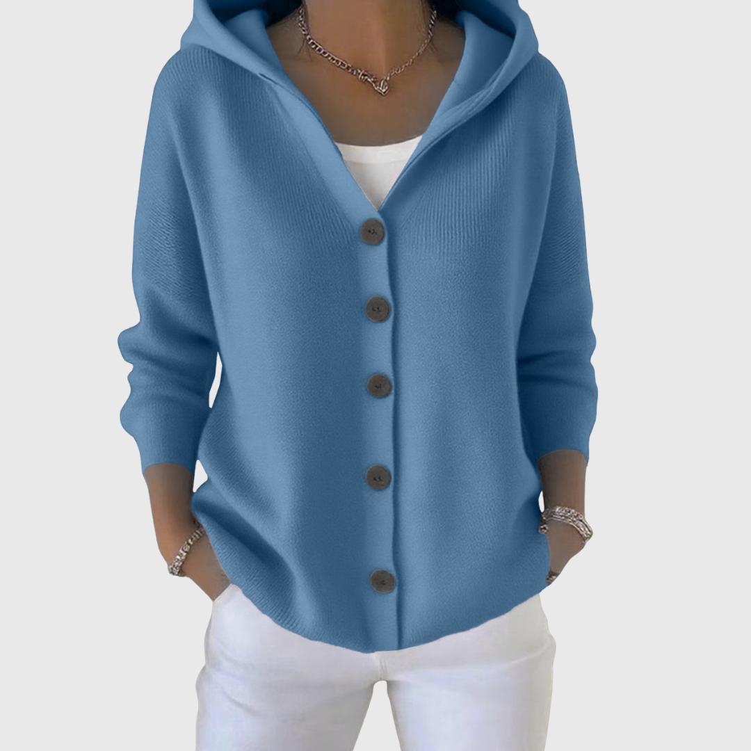 Cardigan élégant Joyce de Danoir Paris, en laine douce, porté sur un mannequin, couleur neutre, détails fins et finition soignée.