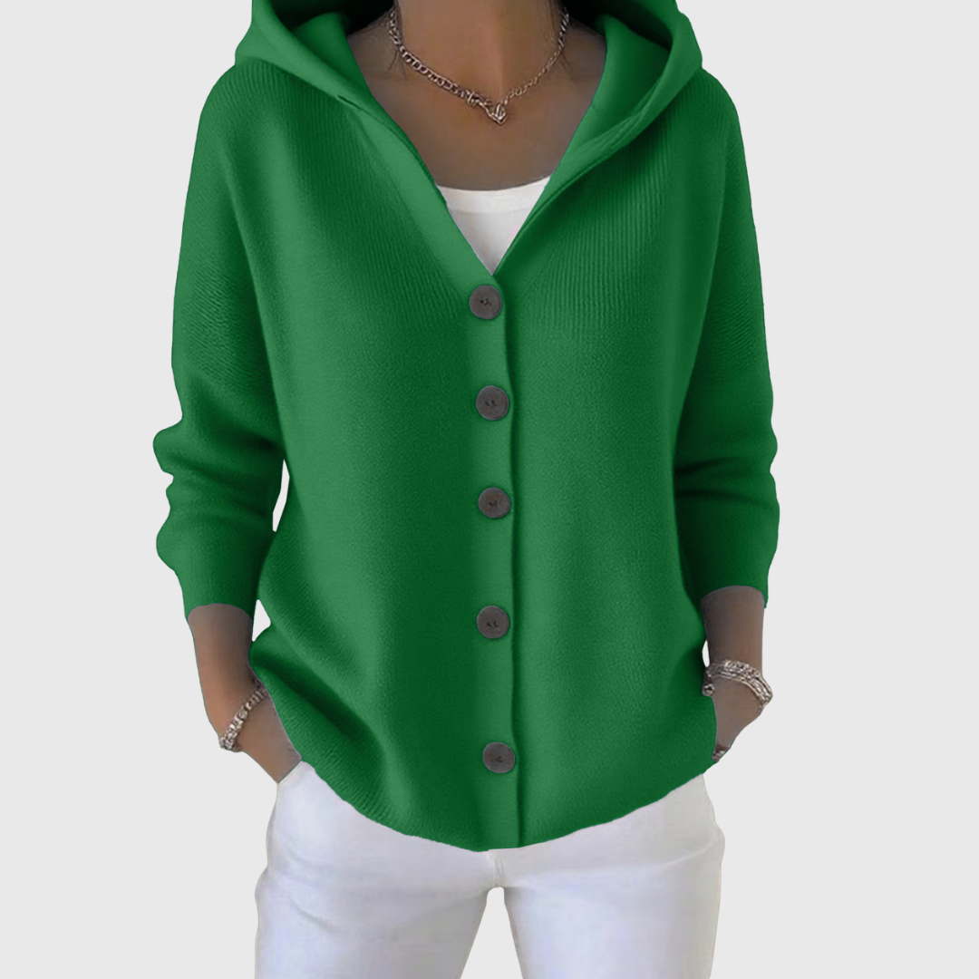 Cardigan élégant Joyce de Danoir Paris en maille douce, porté avec manches longues et col en V.