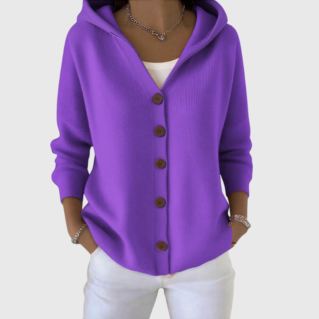 Cardigan élégant Joyce de Danoir Paris en maille douce, porté sur un mannequin avec des détails de finition soignée.
