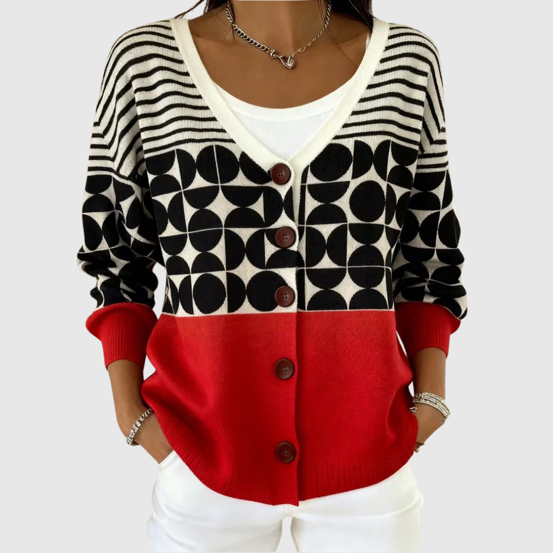 Cardigan en maille confortable Danoir Paris avec boutons, porté sur un modèle, couleur neutre, détails du tissu visible.
