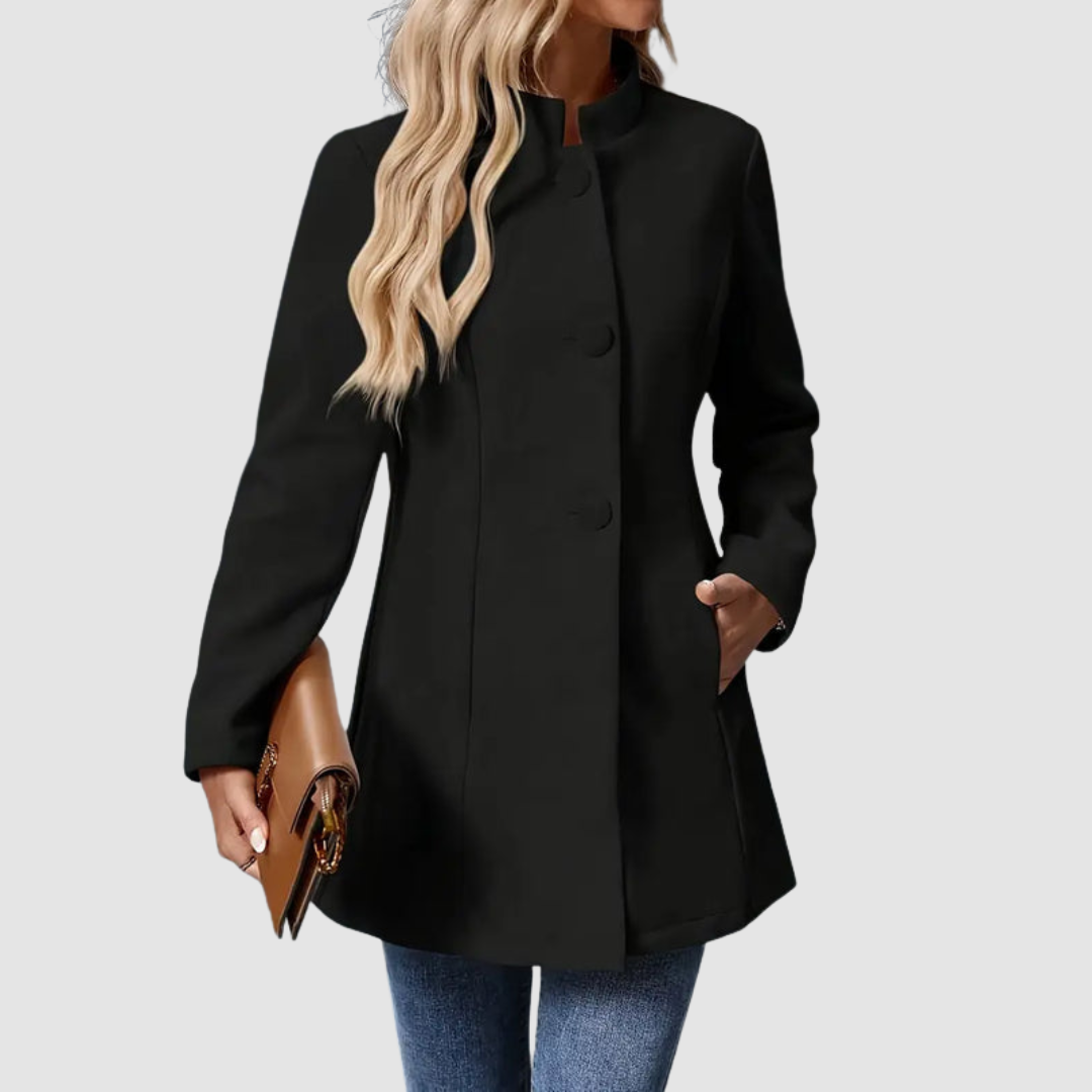 Veste élégante intemporelle Vera™ de Danoir Paris, en tissu noir avec col en satin et boutons sophistiqués.