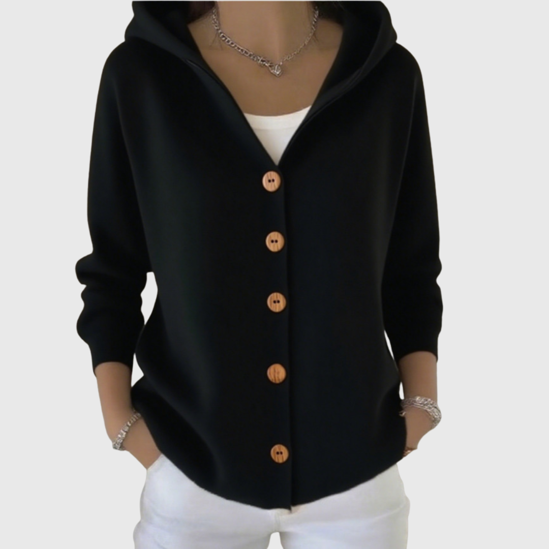 Cardigan élégant Joyce de Danoir Paris en maille douce, porté sur un mannequin, couleur neutre, style chic et sophistiqué.