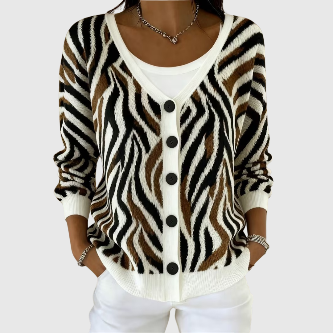 Cardigan en maille confortable Danoir Paris avec boutons, porté ouvert, en couleur neutre, détail de texture douce visible.
