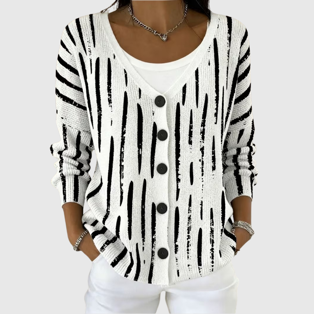 Cardigan en maille Danoir Paris avec boutons, vêtement confortable et tendance, porté ouvert ou boutonné.