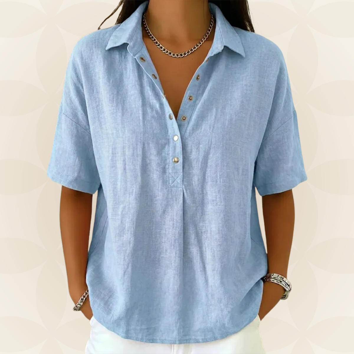 Blouse Sonja de Danoir Paris avec col et détails de boutons, en tissu léger, portée sur mannequin.