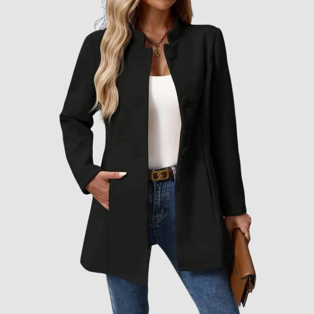 Veste élégante intemporelle Vera™ de Danoir Paris, en tissu chic avec col et boutons sophistiqués, portée sur un mannequin.