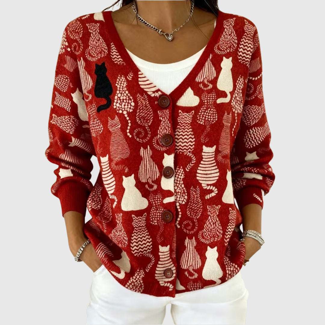 Cardigan en maille confortable avec boutons, Danoir Paris, porté ou posé sur un fond neutre.