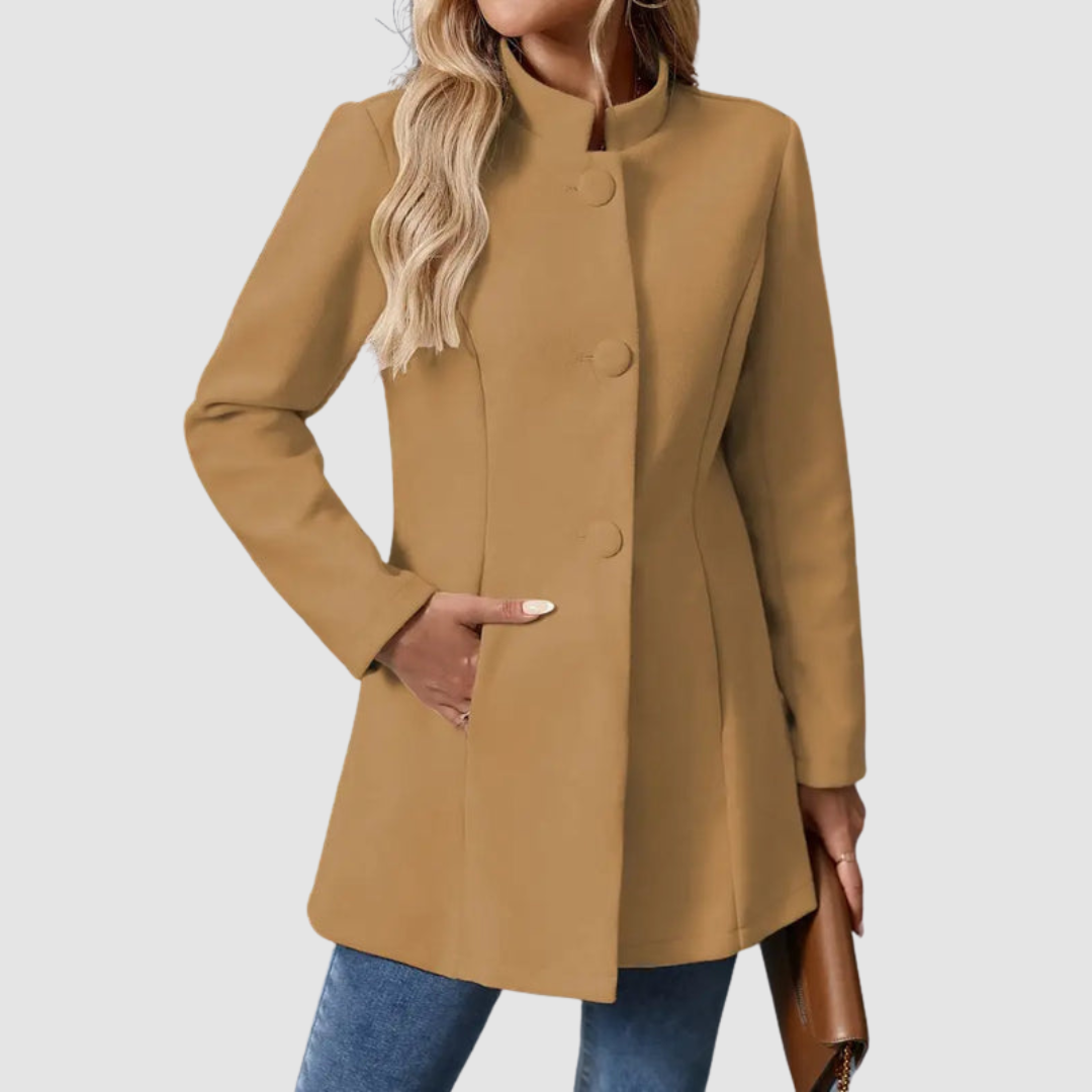 Veste élégante intemporelle Vera™ de Danoir Paris, vue de face avec col classique et boutons devant, tissu en laine structurée.