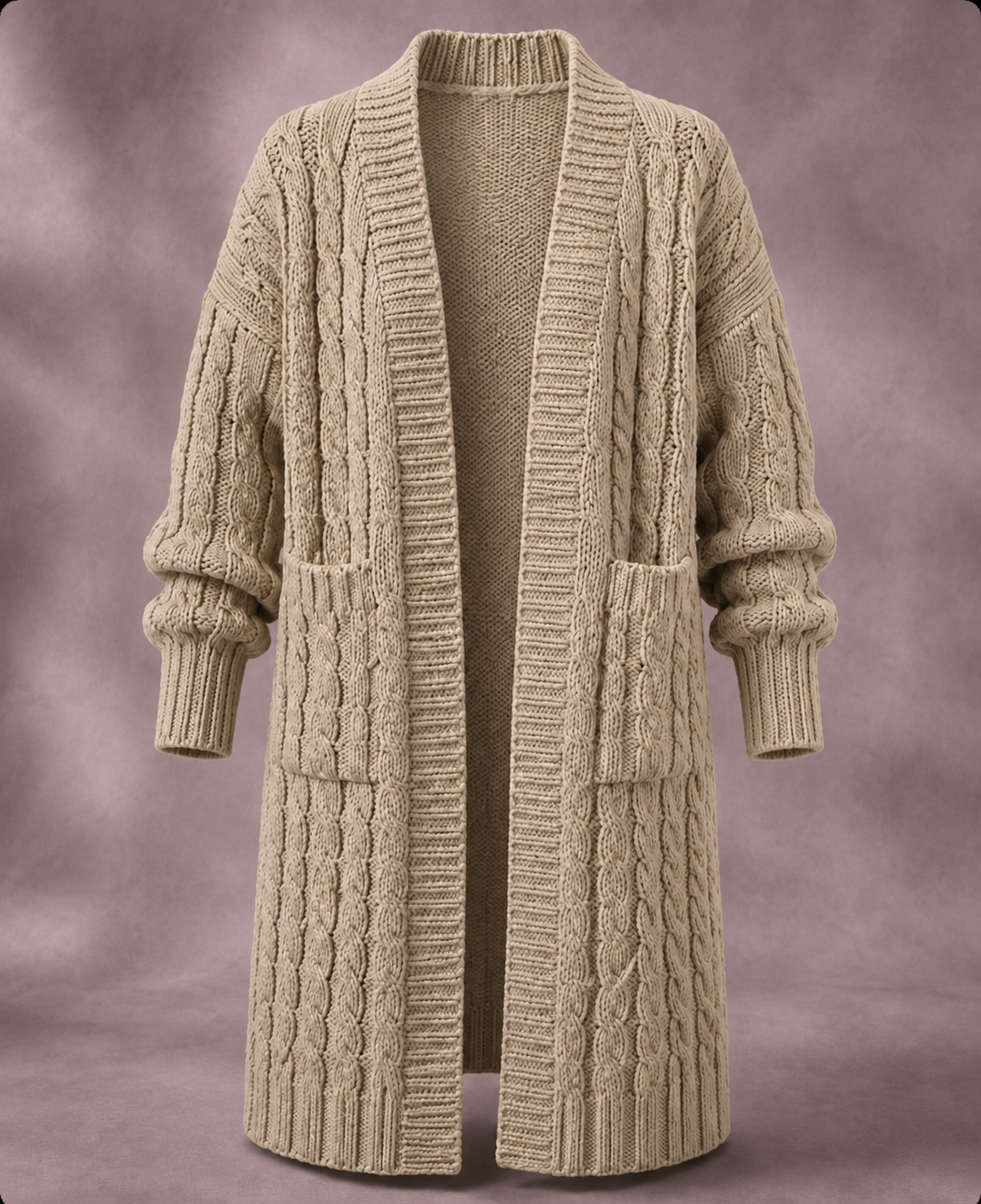 Cardigan en maille à double boutonnage Danoir Paris porté, en gris clair, avec col rond et manches longues, vue de face