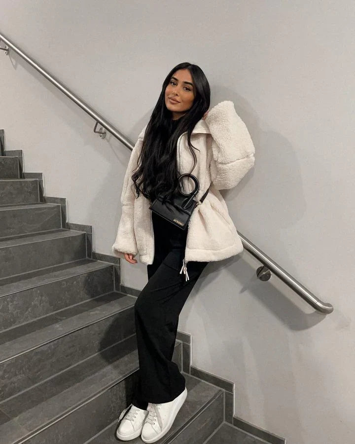 Manteau en Teddy doux Danoir Paris KAJA, veste chaude et confortable, portée en extérieur, couleur beige avec boutons.