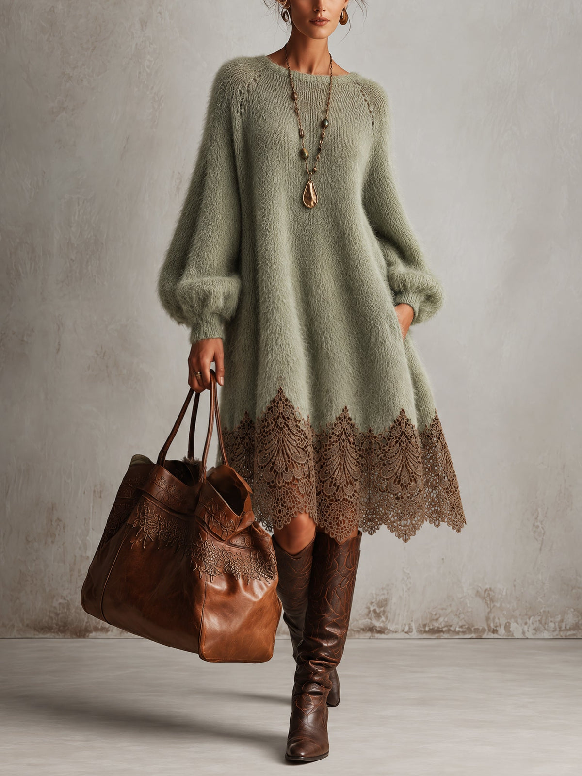 Robe midi en tricot de fausse fourrure mink vert sauge avec ourlet en dentelle marron, manches longues, Danoir Paris.