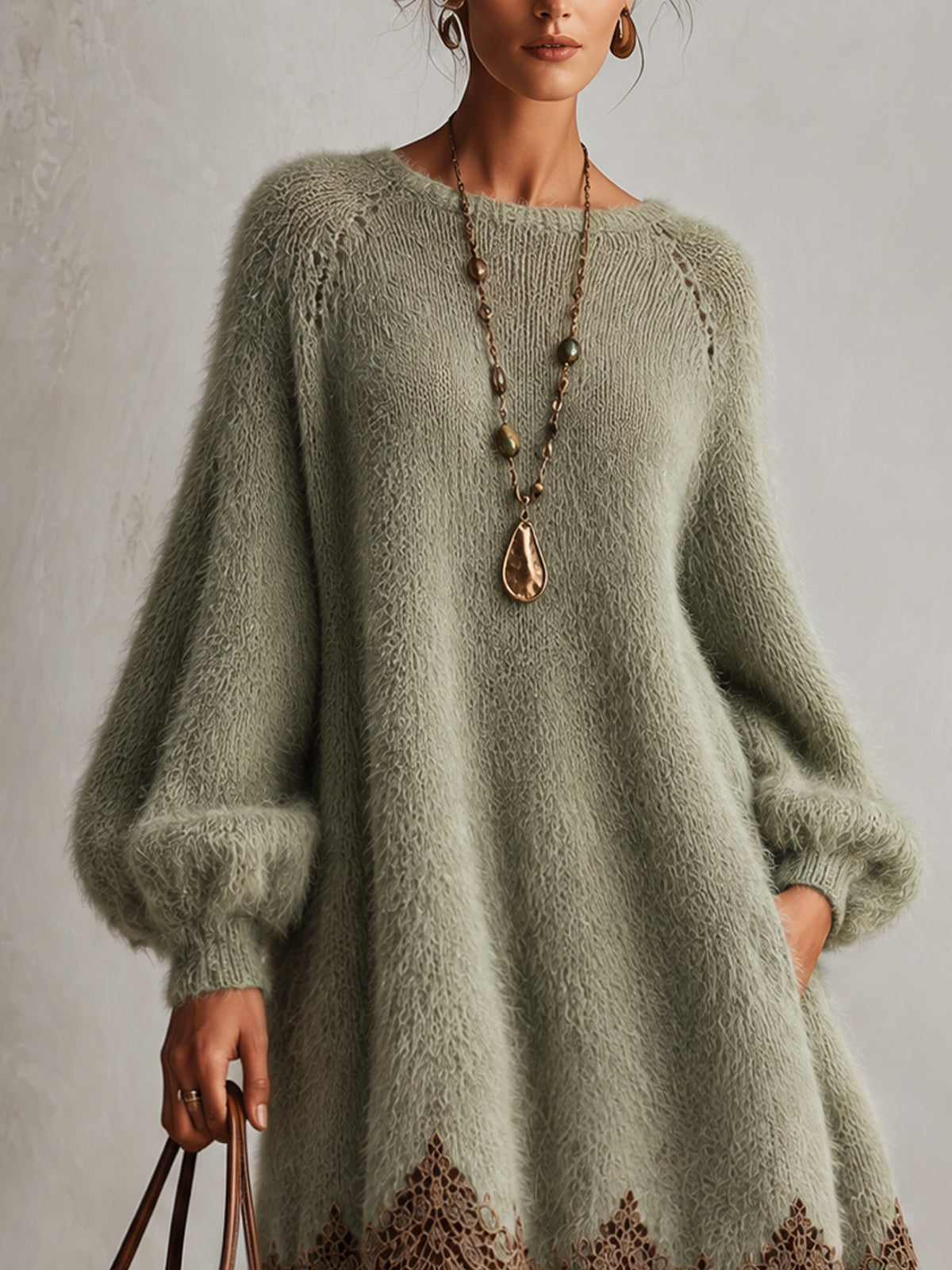 Robe midi à manches longues Danoir Paris en tricot de fausse fourrure mink vert sauge avec ourlet en dentelle marron.