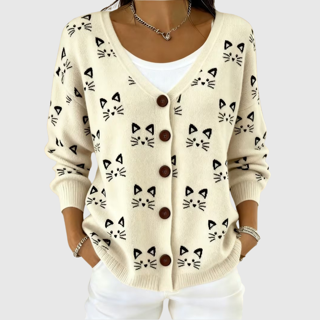 Cardigan en maille confortable Danoir Paris avec boutons, porté sur un mannequin, couleur neutre, détails de texture visible.