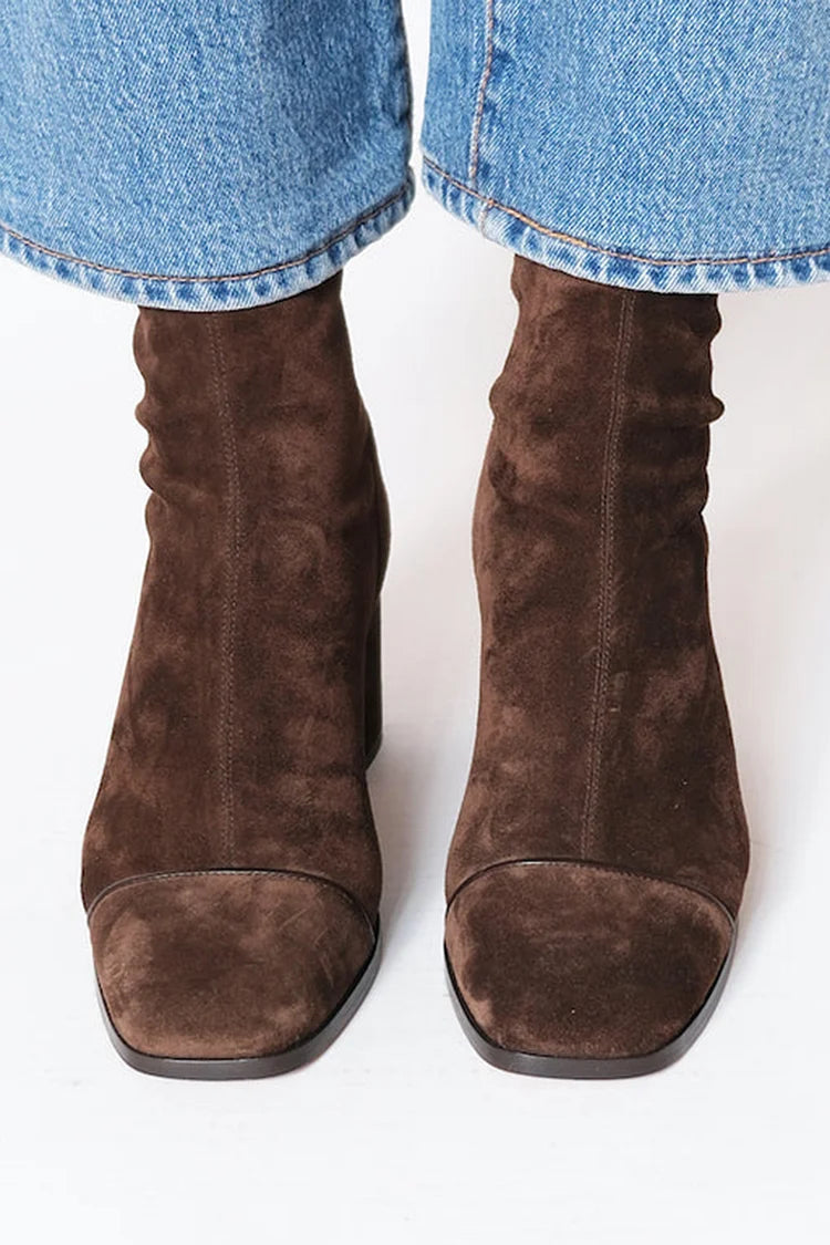 Bottines élégantes en suédine Céleste™ de Danoir Paris, avec talon moyen et finition sophistiquée, vues de face sur fond blanc