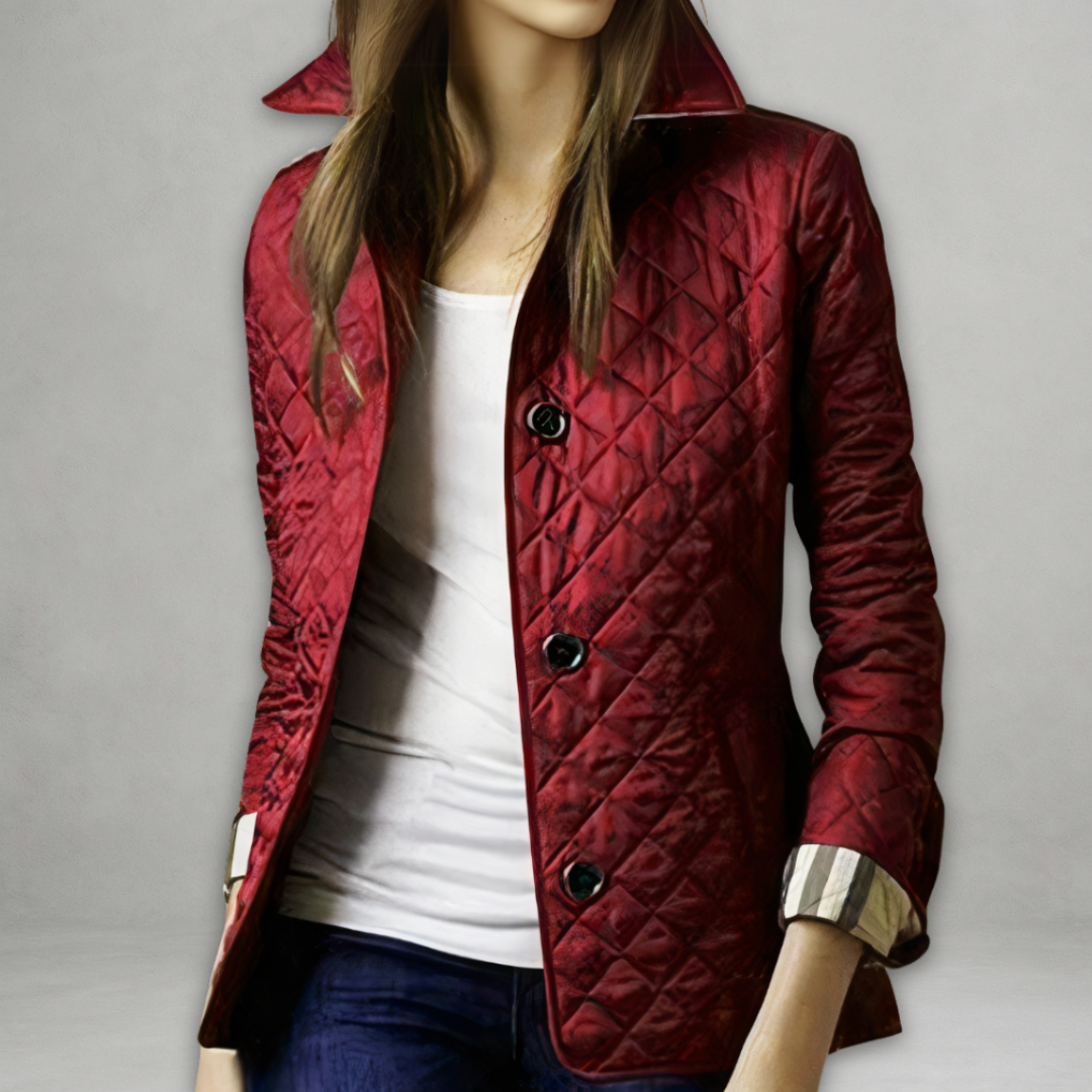 Veste d'automne Jennifer de Danoir Paris, tissu chaud et élégant, couleur neutre, portée décontractée avec col et poches visibles.