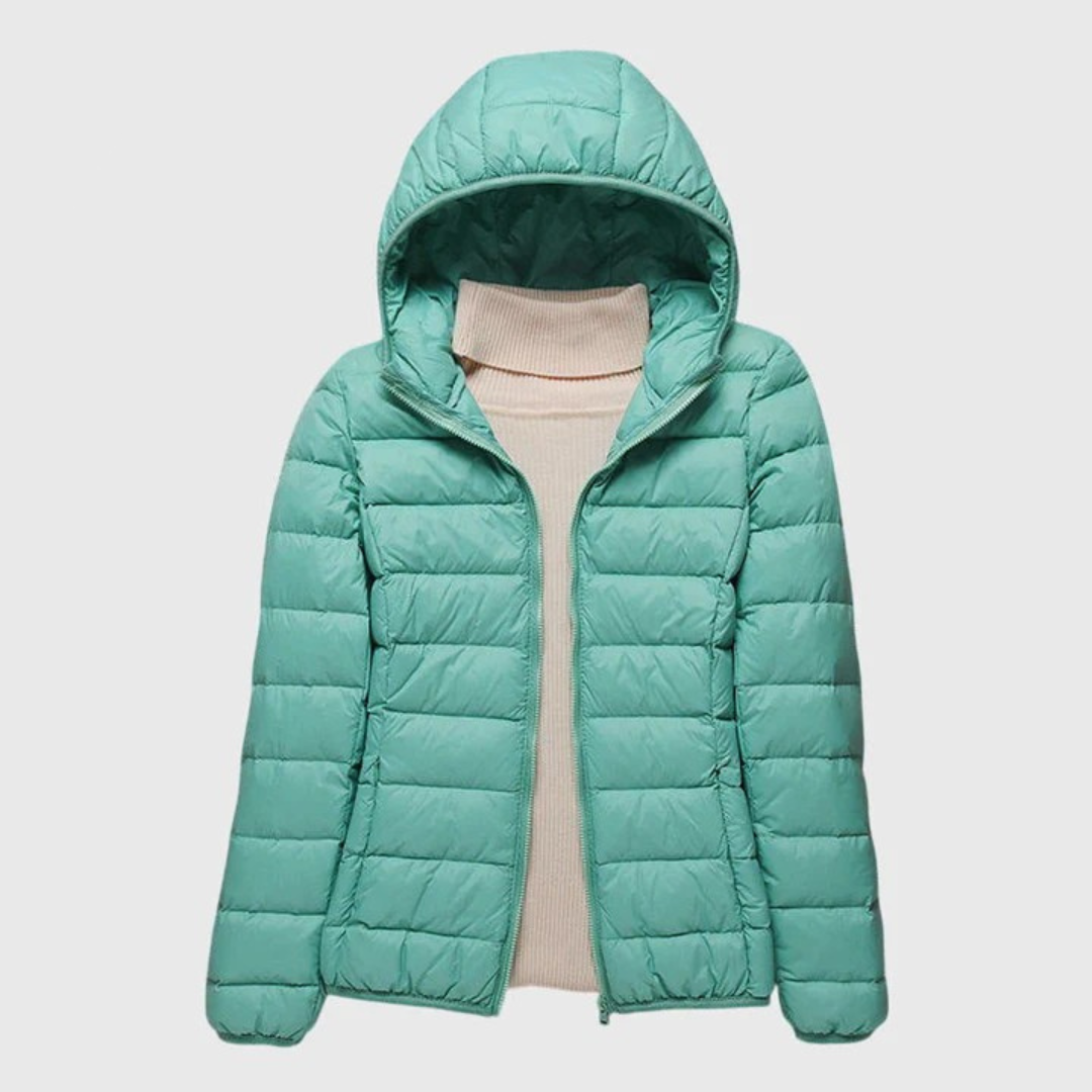 Veste matelassée ultra-légère Lily™ de Danoir Paris, veste élégante et chaude avec rembourrage fin, portée sur un mannequin blanc.