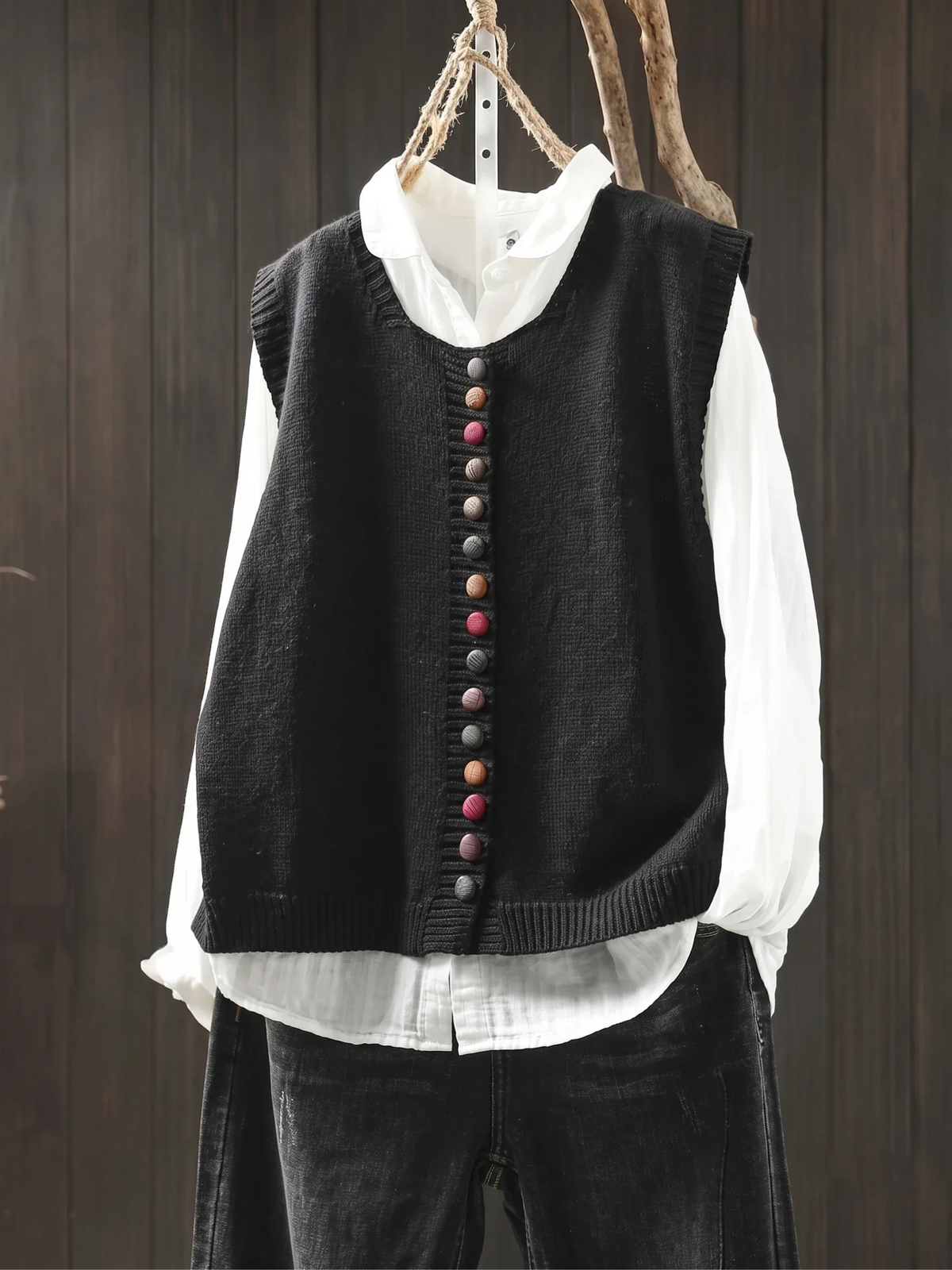 Gilet tricoté élégant Danoir Paris avec boutons colorés, modèle sans manches en maille douce
