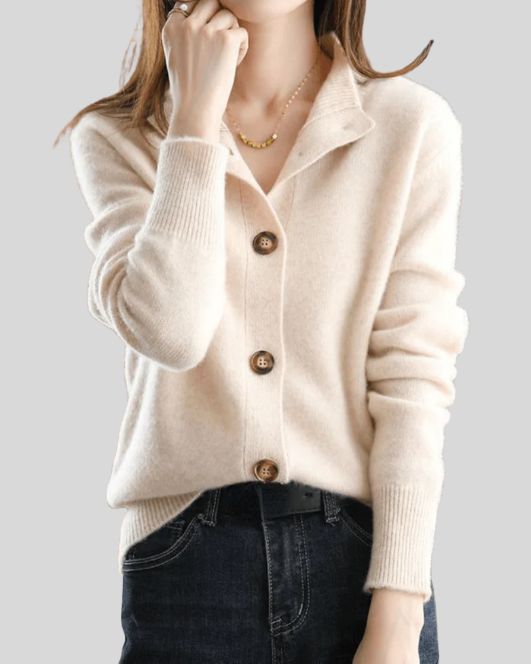 Cardigan en cachemire rétro Claire de Danoir Paris, tissu doux, coupe élégante, porté avec manches longues et col classique.