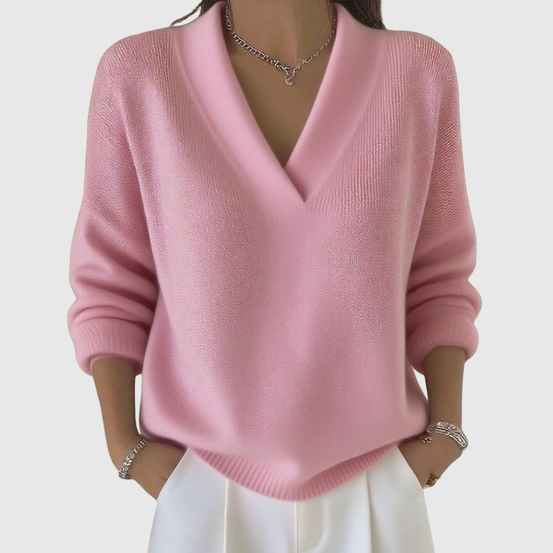 Pull à col V doux Danoir Paris Faye en coupe décontractée, tricot confortable et léger, porté sur un mannequin.
