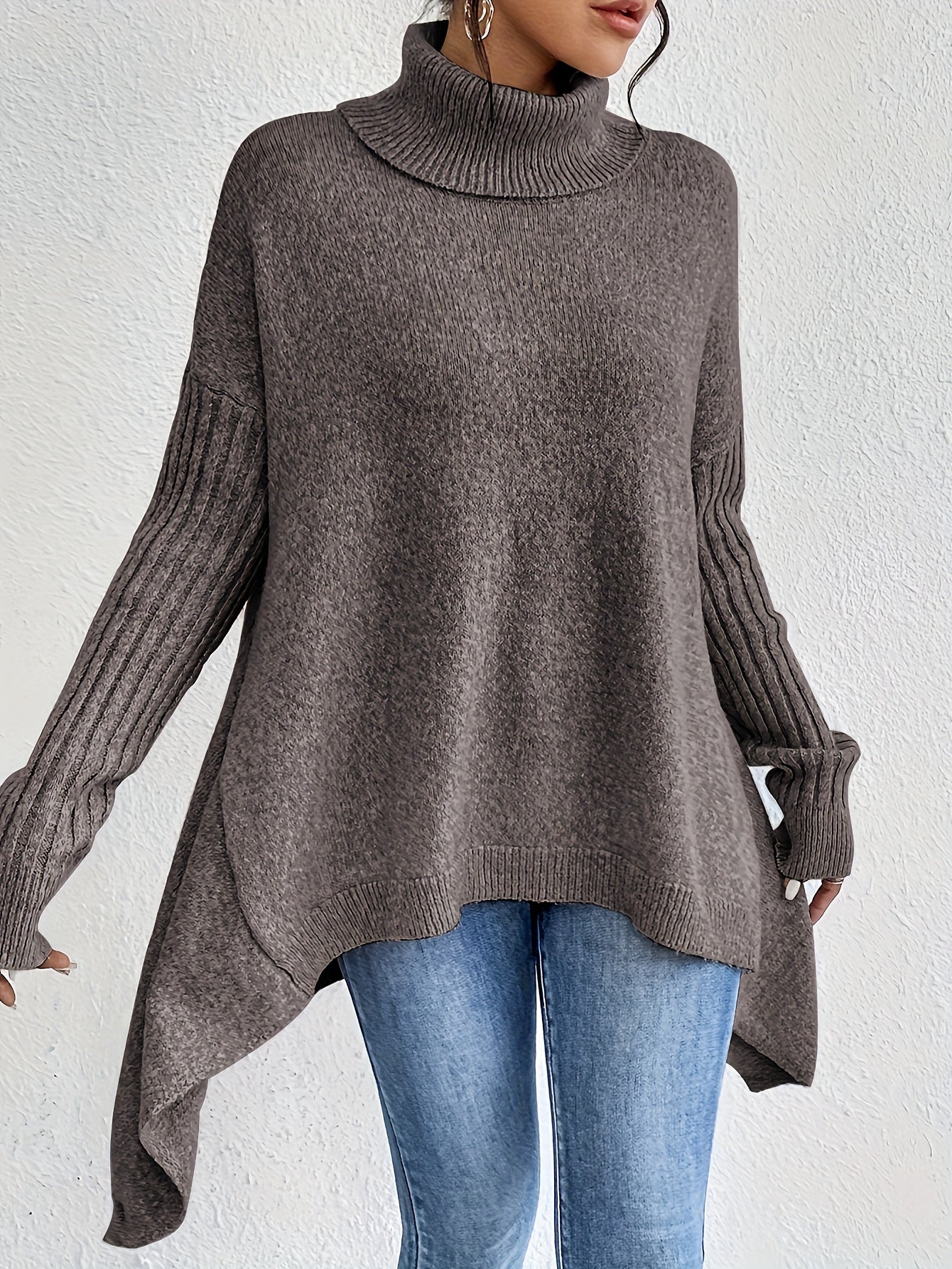 Pull confortable Audrey de Danoir Paris en maille douce, porté en view de face, couleur neutre, style décontracté.