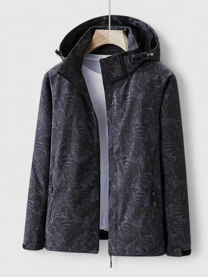 Veste élégante Thanyelle de Danoir Paris, coupe ajustée en tissu chic, portée sur mannequin avec fond blanc naturel.