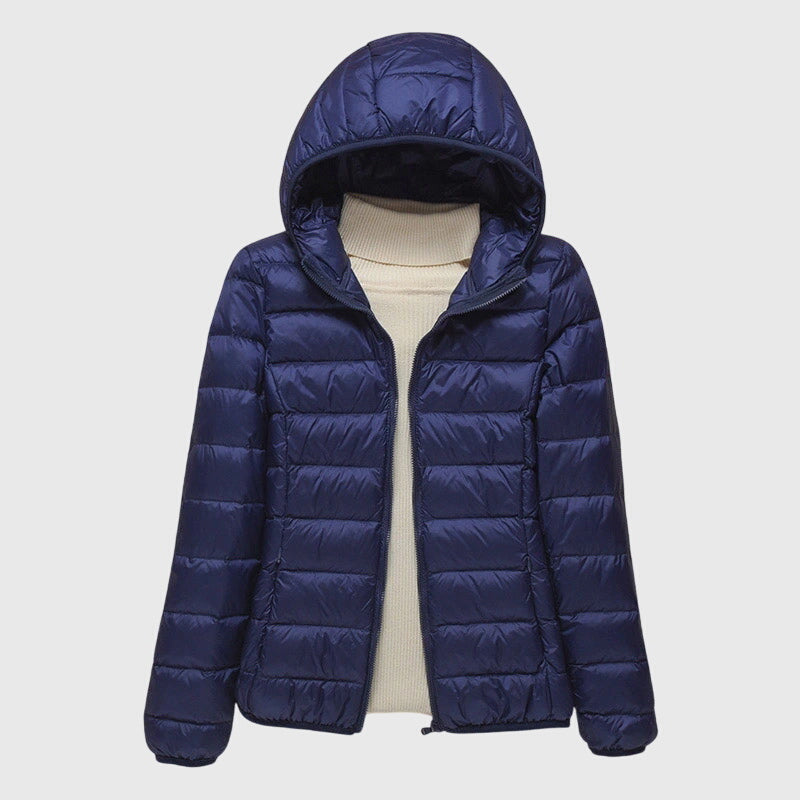 Veste matelassée ultra-légère Lily™ de Danoir Paris, vue de face, en tissu noir avec fermeture éclair et col montant.