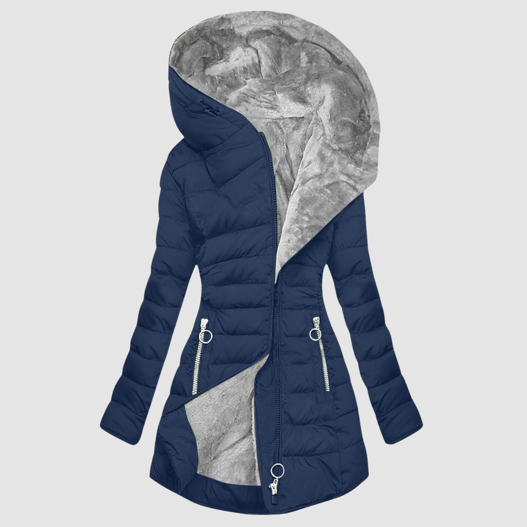 Manteau confortable Cassiora de Danoir Paris, coupe élégante, tissu doux, porté en hiver, vue de face sur fond neutre.