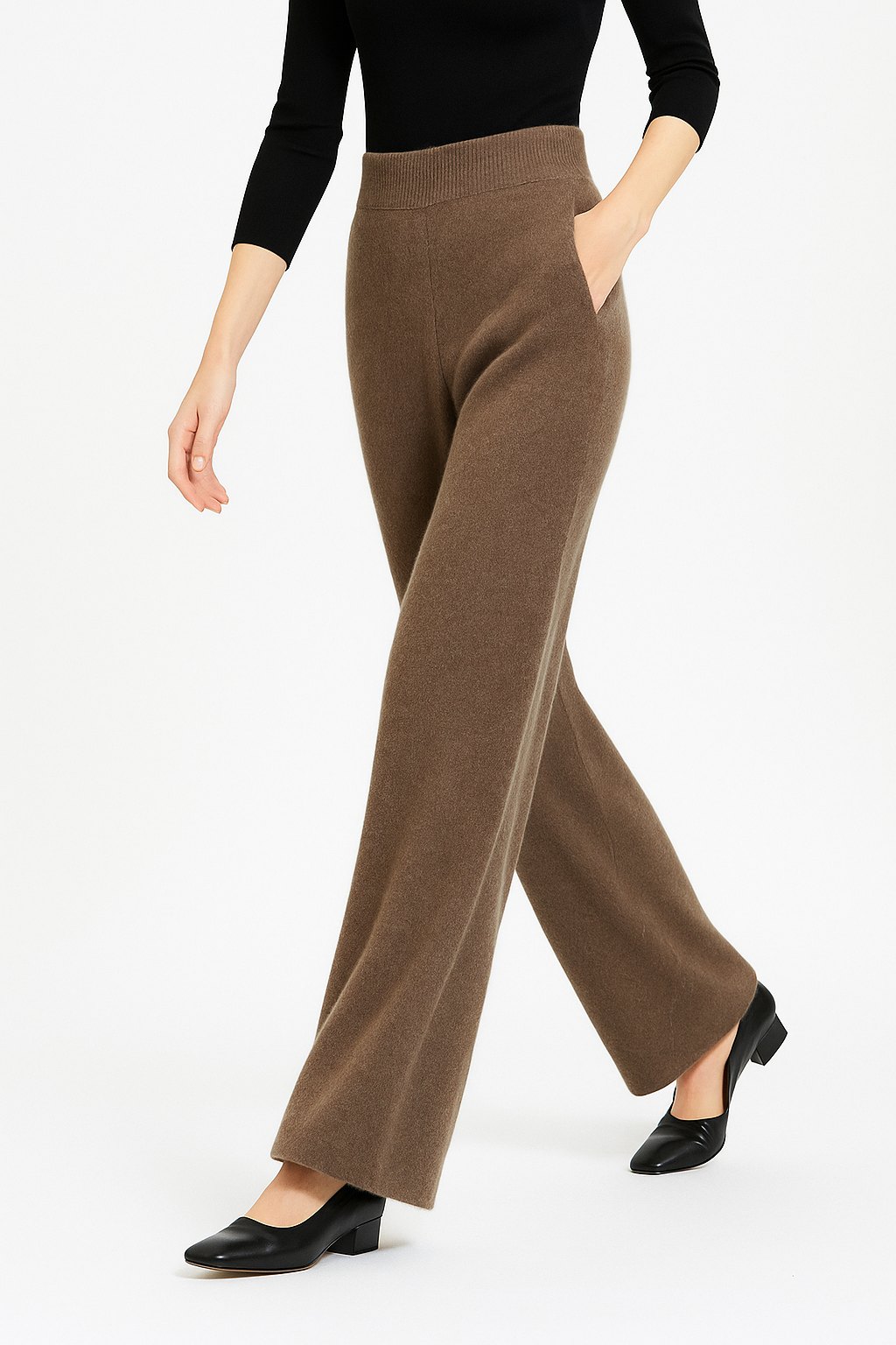 Pantalon en cachemire Danoir Paris Chloé, coupe élégante, couleur neutre, détail de la texture douce et raffinée.