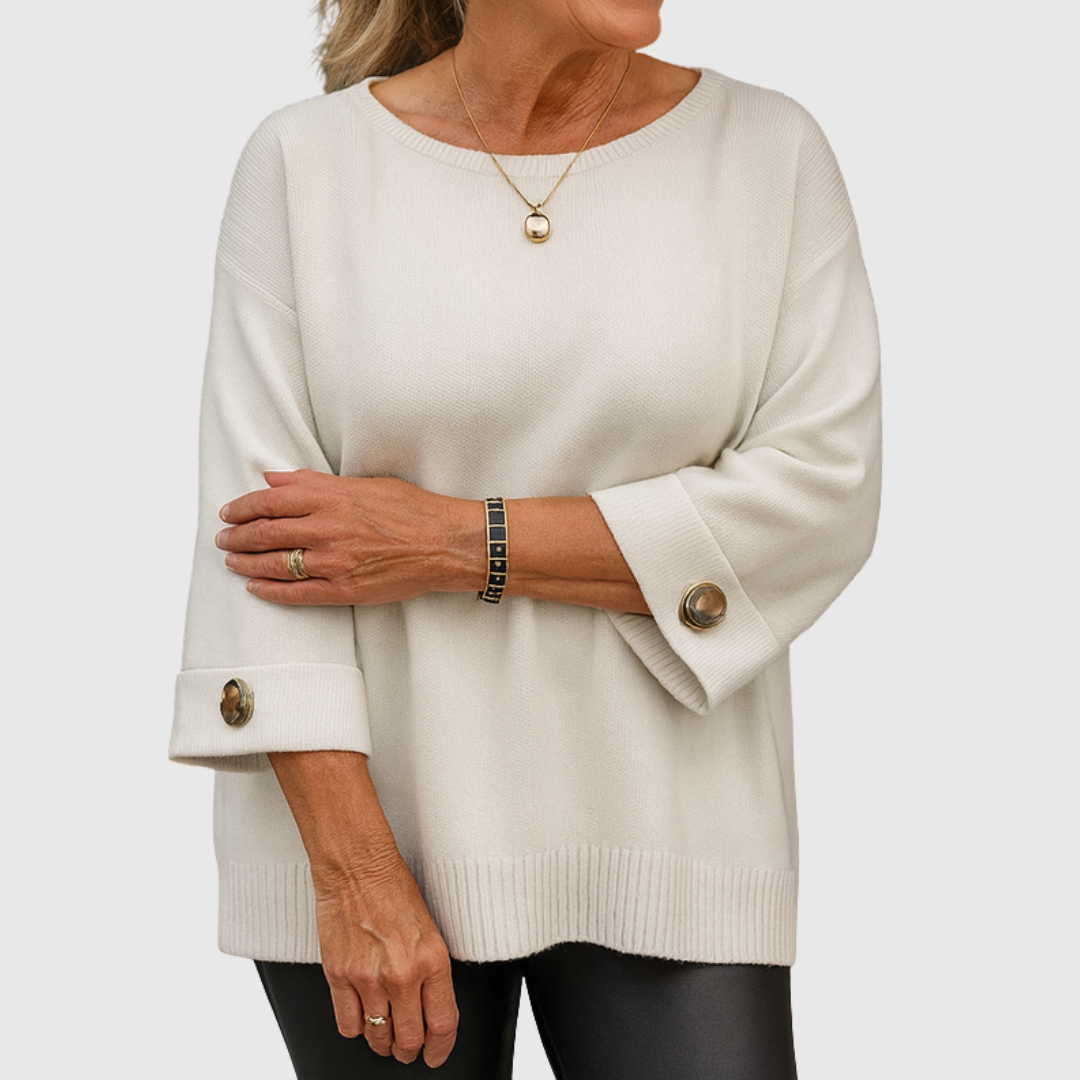Pull Julianette élégant de Danoir Paris, en maille douce avec col en V et manches longues, porté sur un fond neutre.