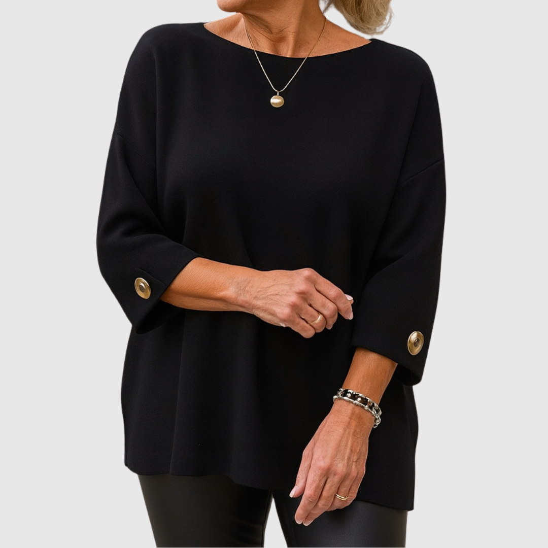 Pull Julianette Danoir Paris, élégant en maille douce, porté sur un modèle, couleur neutre, détail de col rond.