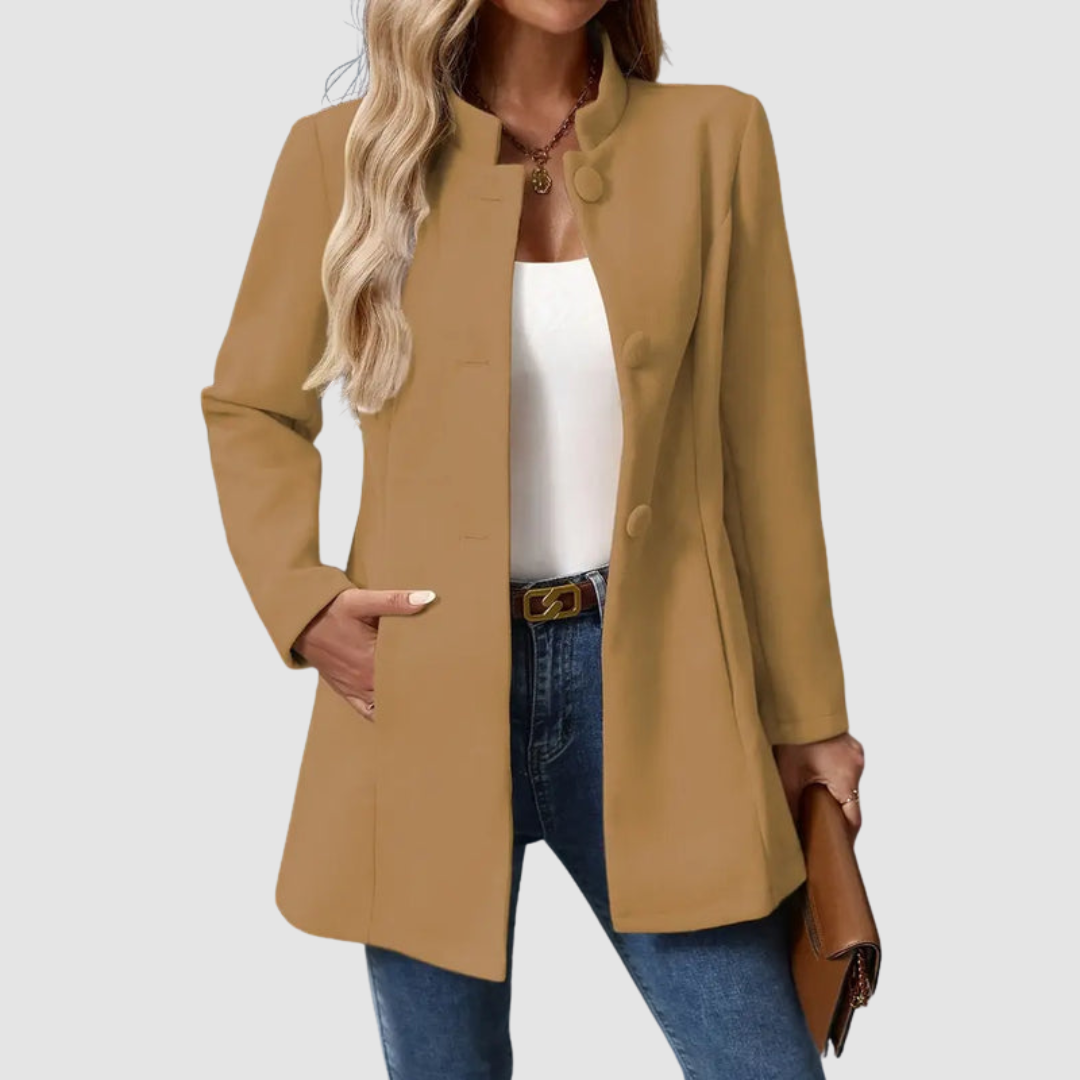 Veste élégante intemporelle Vera™ de Danoir Paris, en tissu chic, portée sur un mannequin avec col et manches longues.