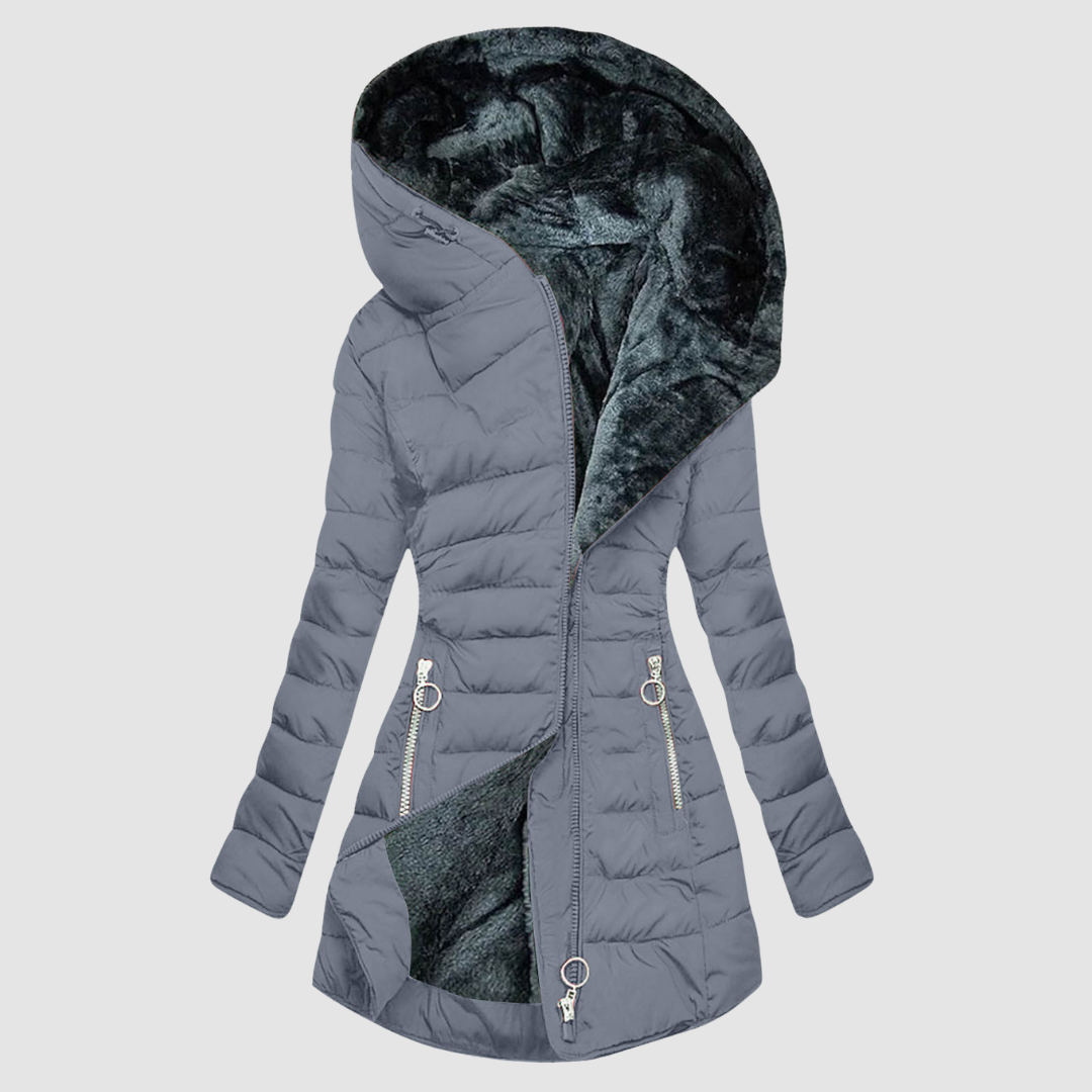 Manteau confortable Cassiora de Danoir Paris, en tissu doux avec col et manches longues, porté par un modèle.