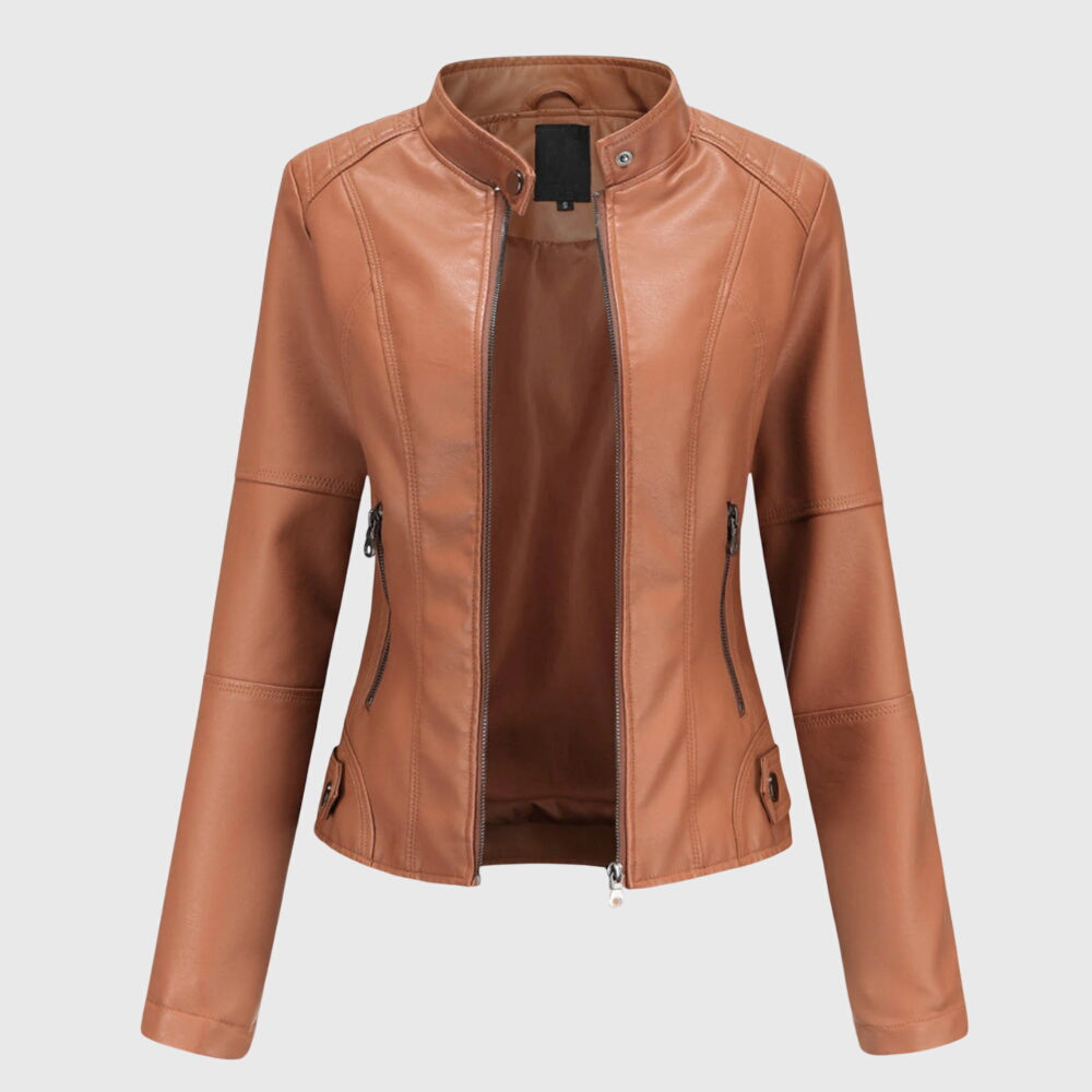 Veste en cuir élégante pour femmes Giorgina™ de Danoir Paris, finition lisse, coupe ajustée, portée sur un mannequin.