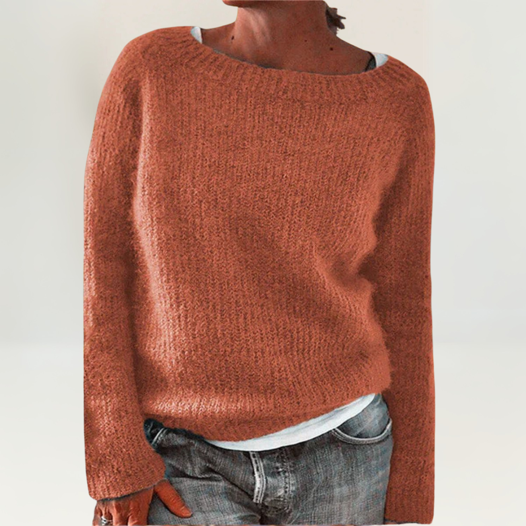 Pull confortable Danoir Paris Suzy en maille douce, couleur neutre, porté sur un mannequin, détails du col rond